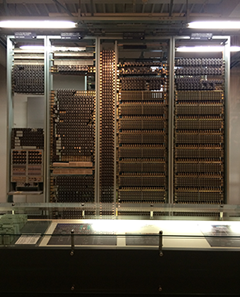 C400形クロスバ交換機の展示写真