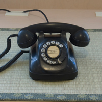 黒電話機の正面の写真