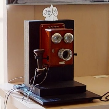 デルビル磁石式電話機の斜め左からの写真