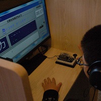 モールス信号体験をする子どもの写真