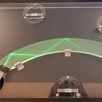 光通信体験を光が伝わる様子の写真(左)