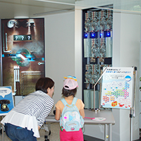 市外局番ダイヤル体験をする子どもの写真