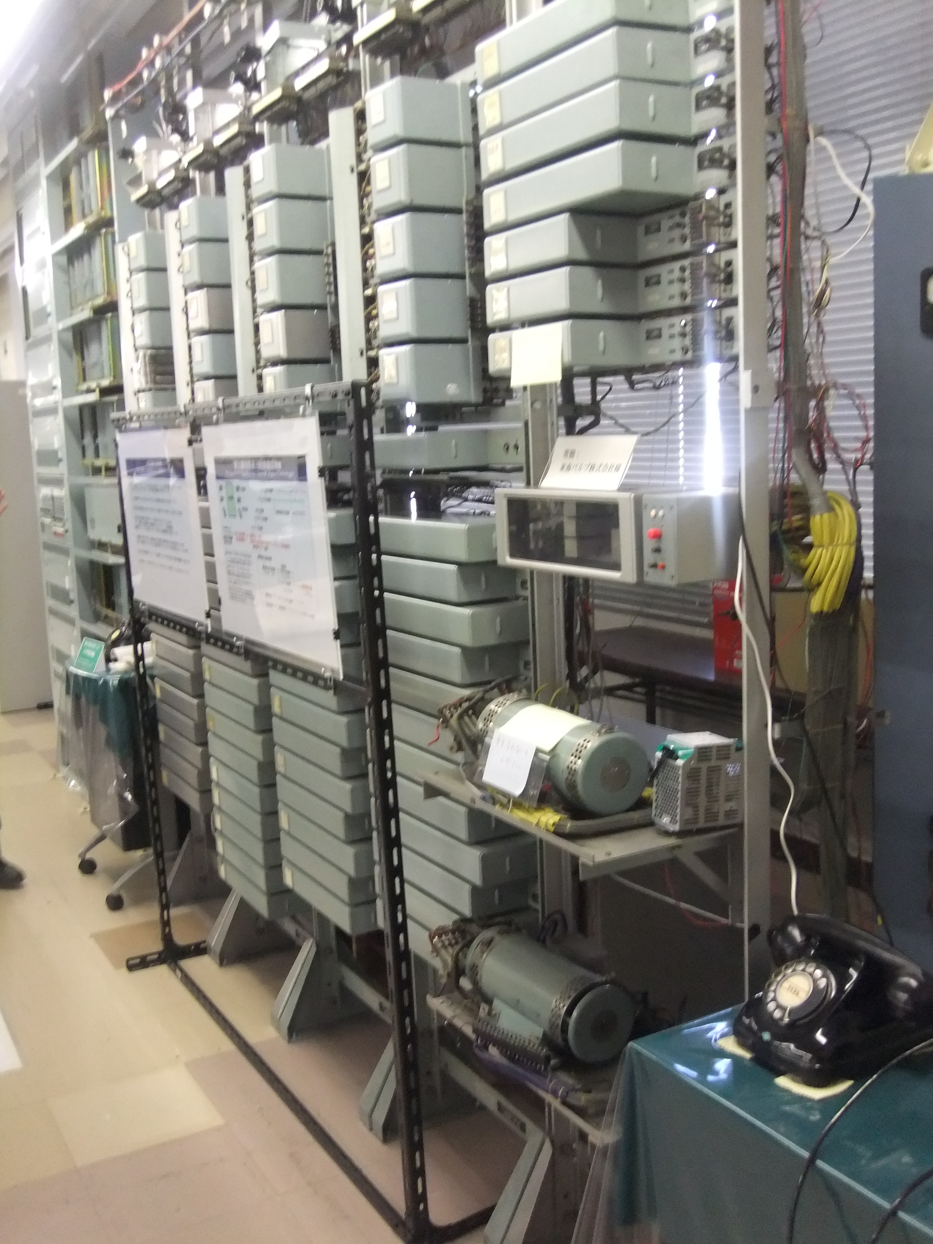 復元後のH形交換機の写真