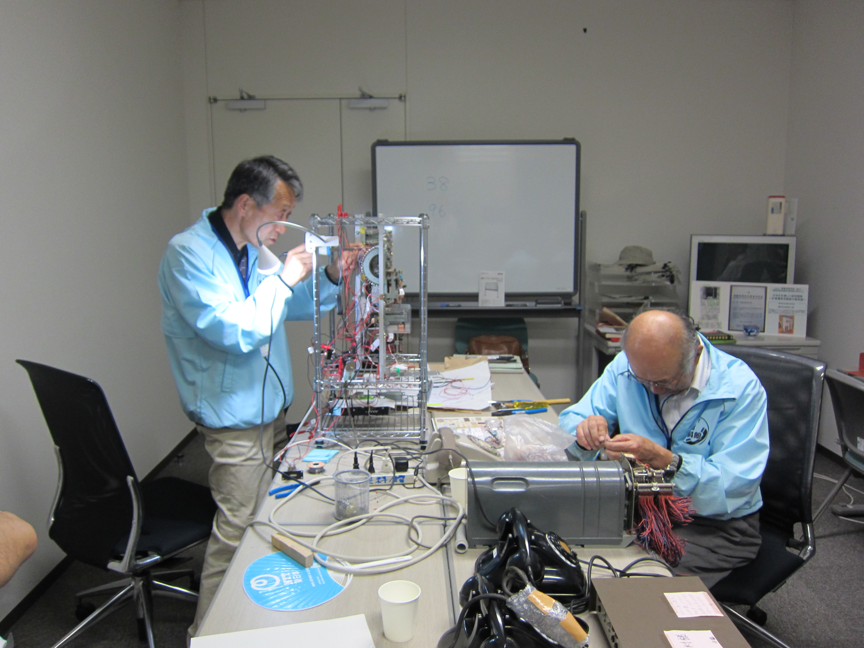 復元作業中の寺脇さん(右)、千葉さん(左)の写真