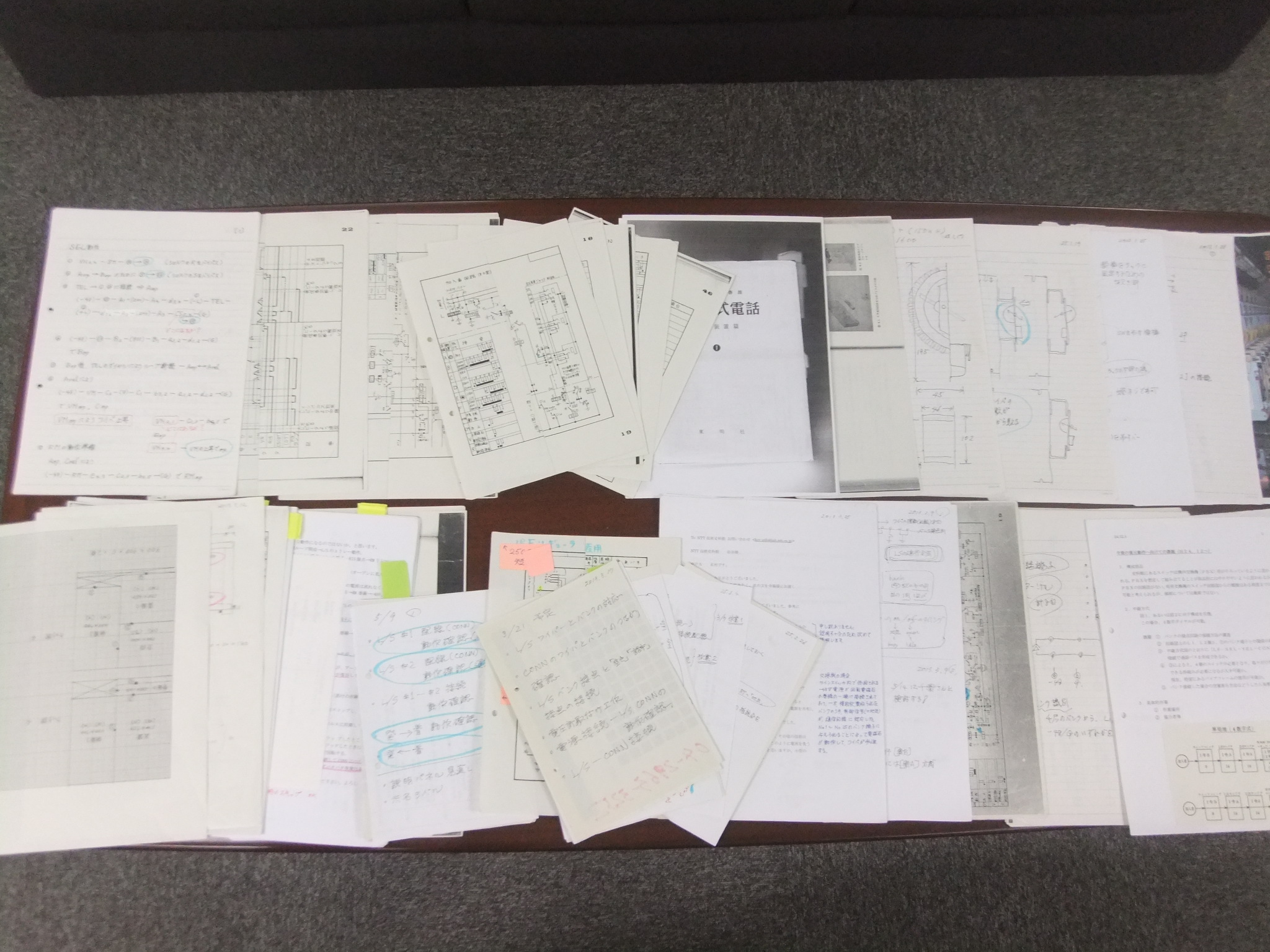 LEDライトを設置し、アクリルケースに入ったA型自動交換機の写真