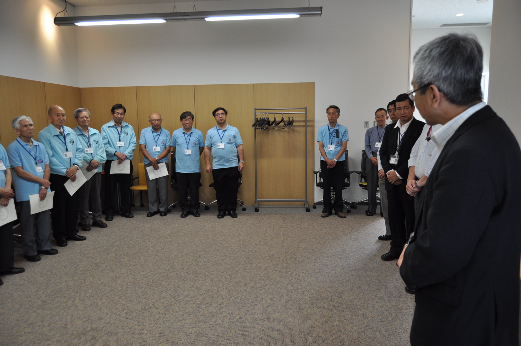 OB運営サポーターへの感謝状贈呈後、祝辞を述べる小林所長の写真