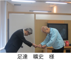 足達曠史さんの贈呈の様子