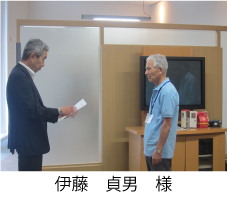 伊藤貞男さんの贈呈の様子