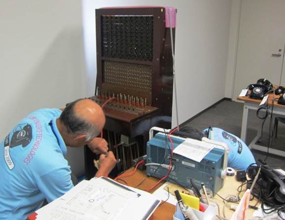 復元作業をする寺脇さんと千葉さんの別方向の写真