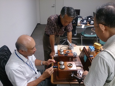 復元作業中をしている3人のOB運営サポーターの写真