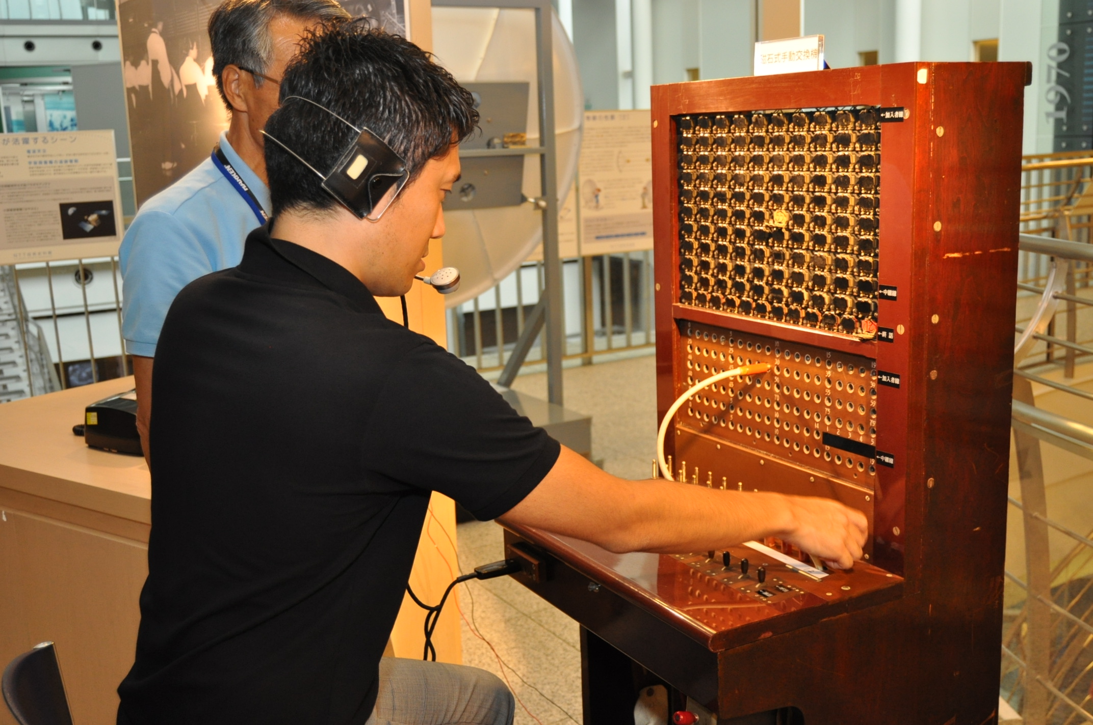 交換手を体験している様子の写真