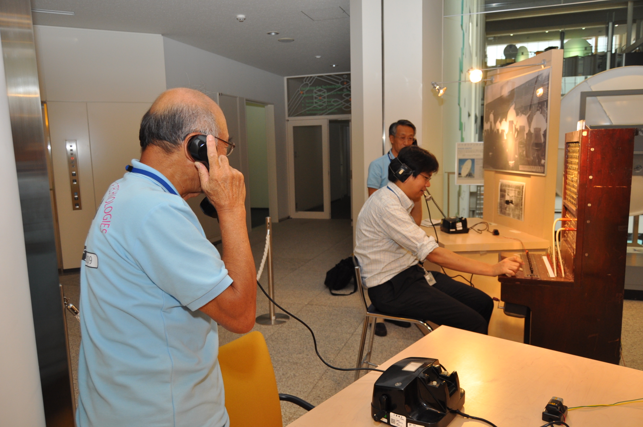 発呼者役と交換手役で体験している様子の写真