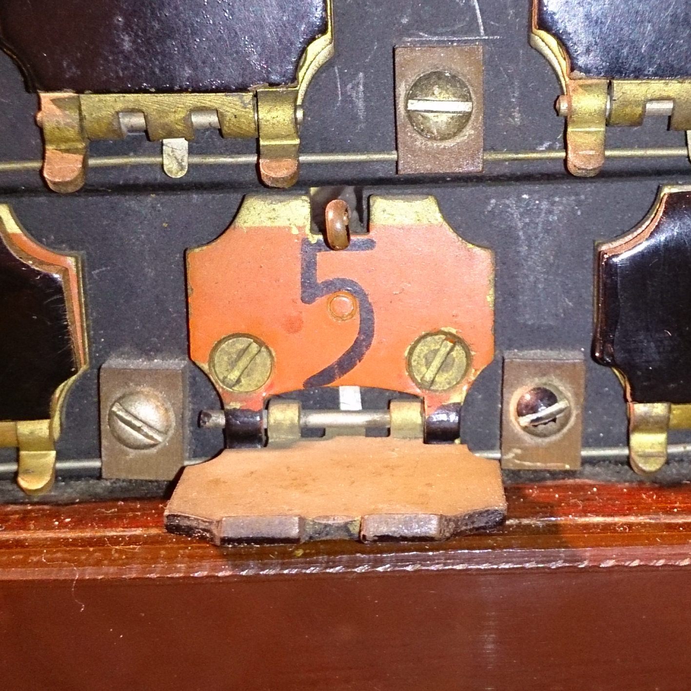 終話表示盤のパネルが開いた様子の写真