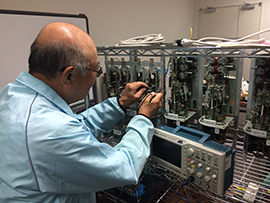 オシロスコープを操る寺脇さんの写真