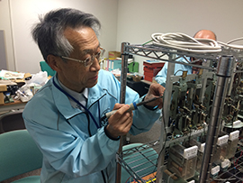 はんだ付けを行っている千葉さんの写真