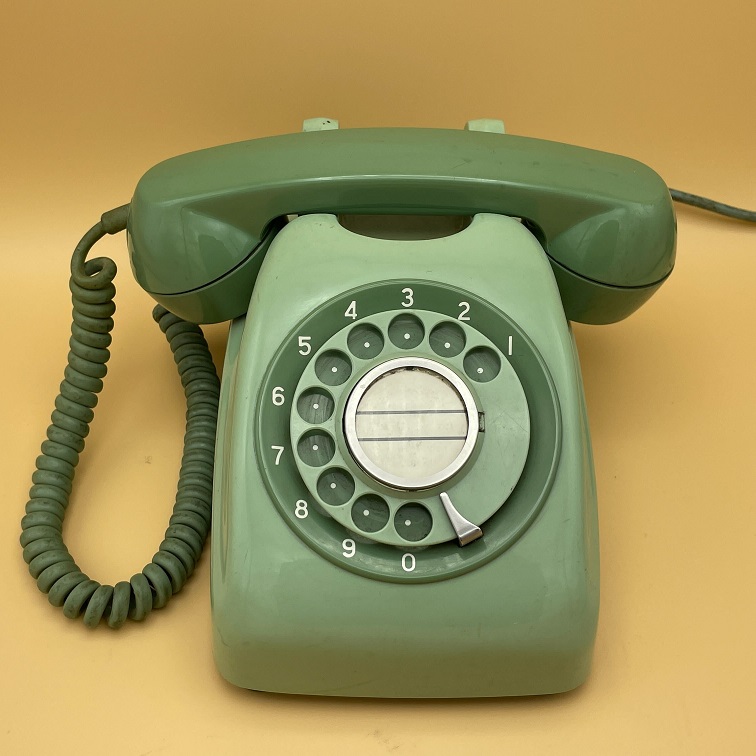 600形自動式卓上電話機の実物の写真