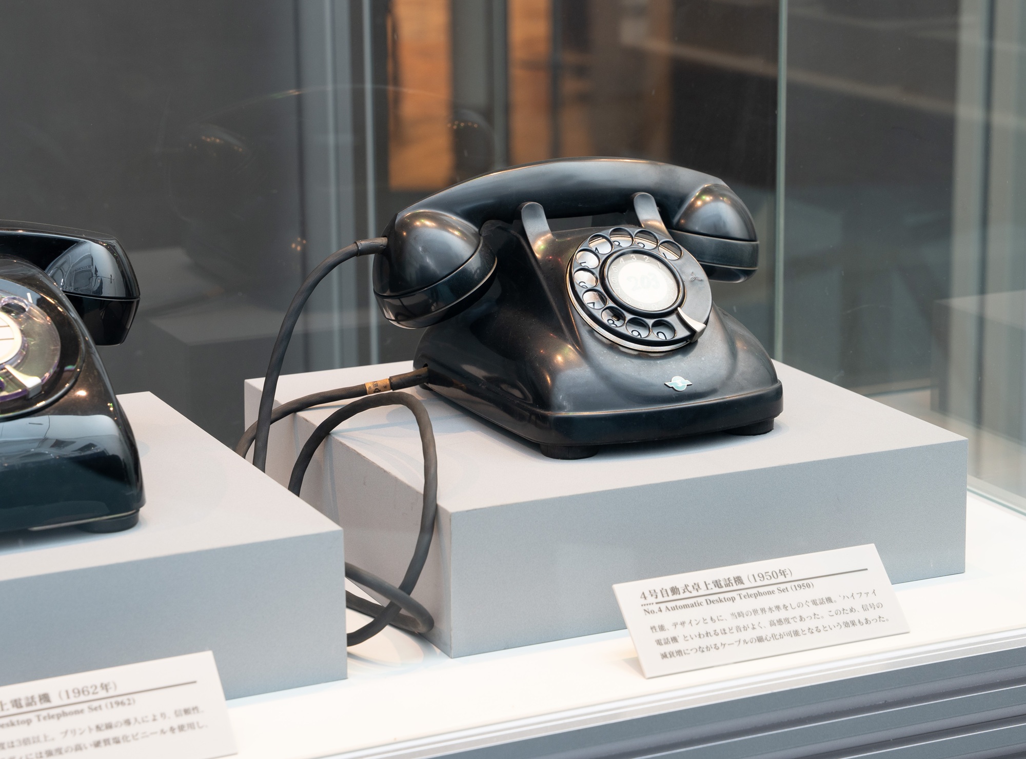 4号自動式卓上電話機の写真