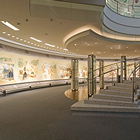 地下1階の壁画のある展示フロアの写真