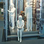 街で携帯電話を持つ人々を表した展示写真