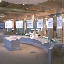 アクセスとターミナルのひろばのフロアの写真