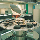 CS-2エンジニアリングモデルと搭載アンテナの写真