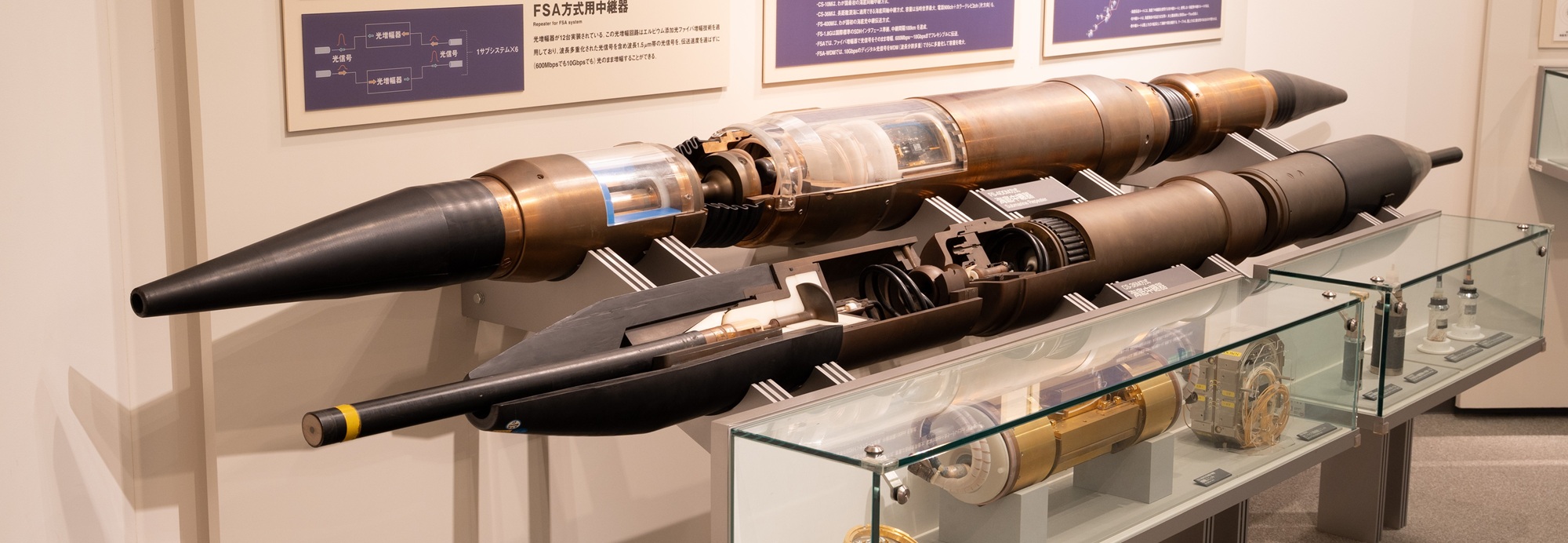 海底中継器の写真