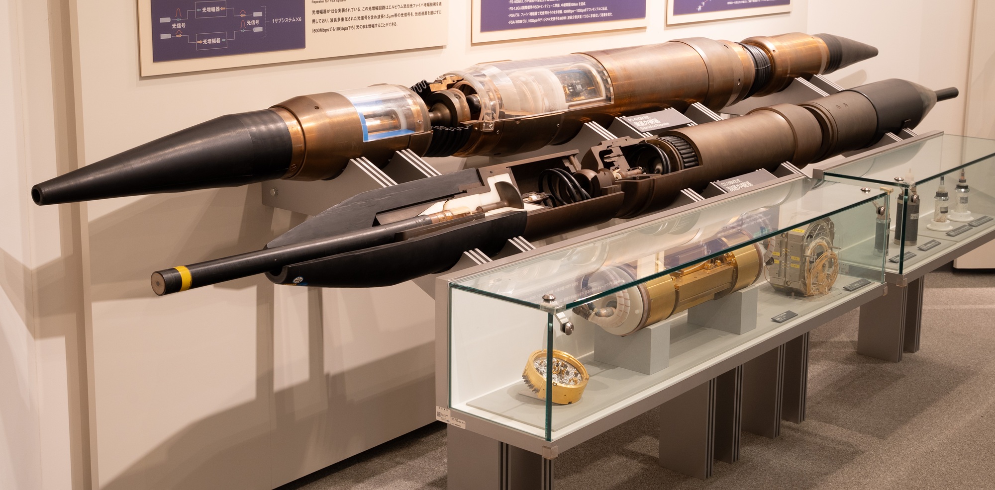 海底中継器の写真