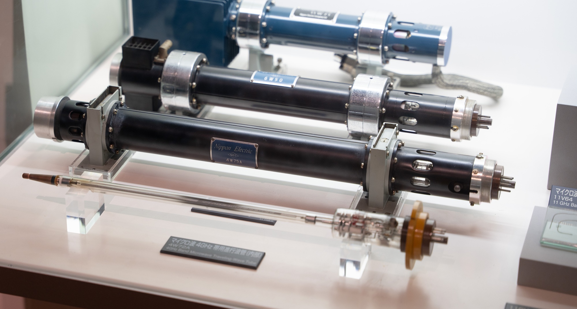 マイクロ波4GHz進行波管 4W75Aの写真