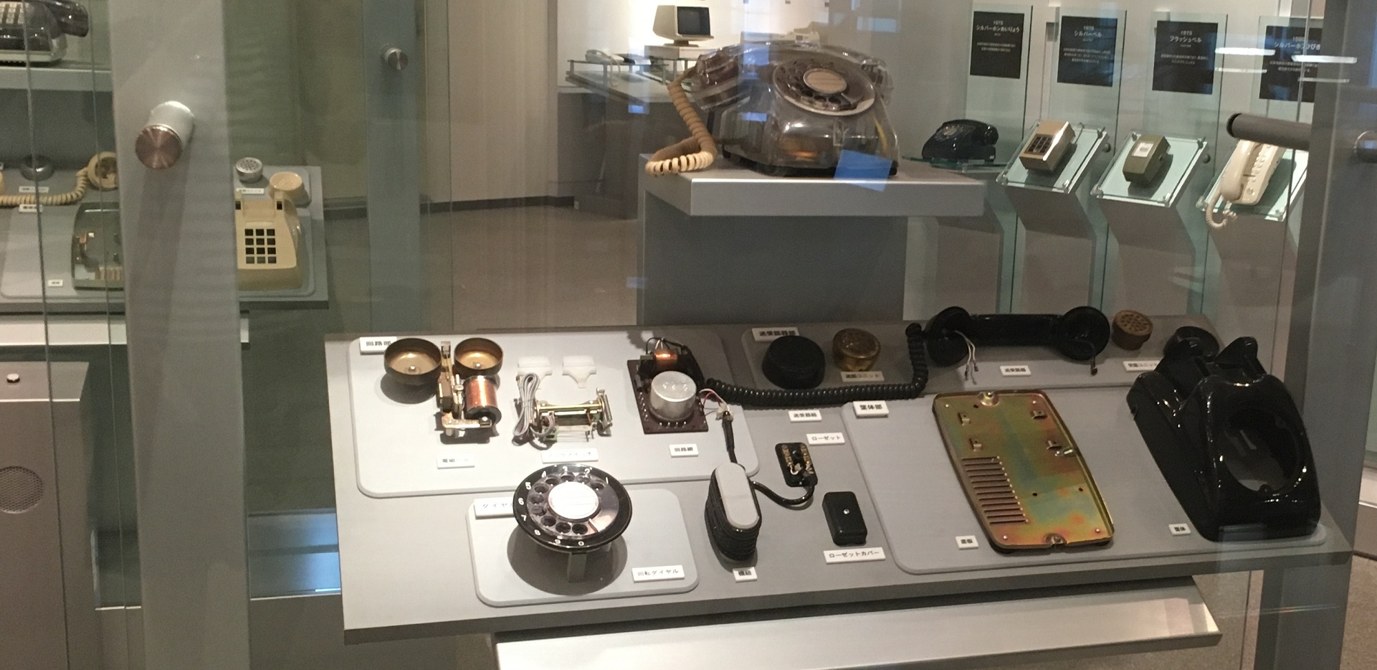 600A形自動式卓上電話機(分解展示)の写真