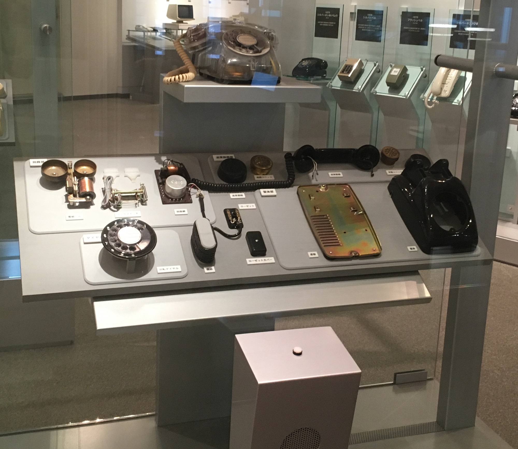 600A形自動式卓上電話機(分解展示)の写真