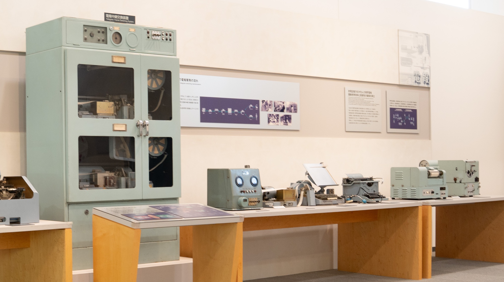 TX-I形電報局中継交換装置の写真