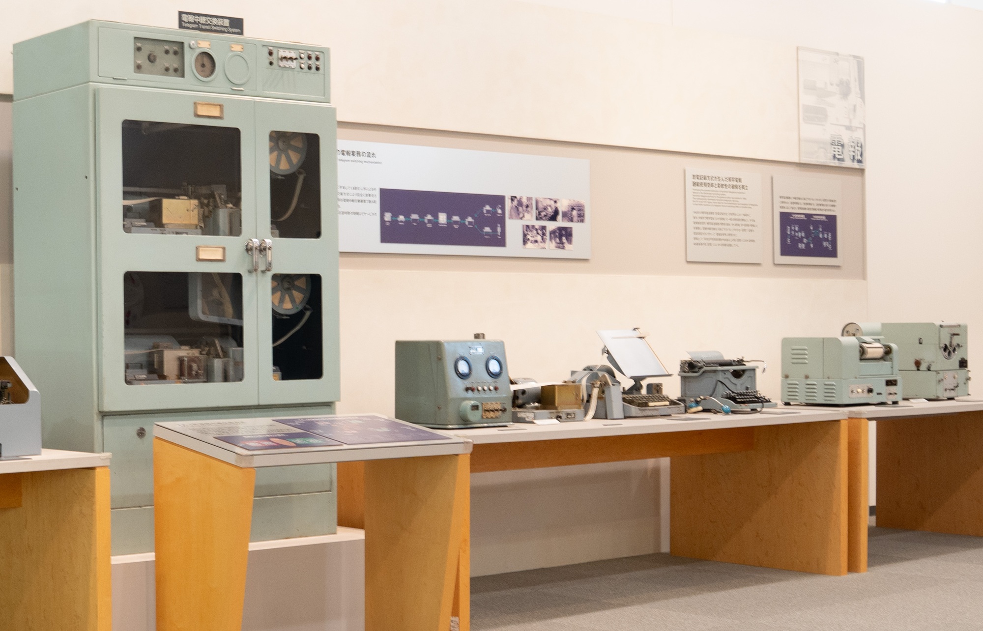 TX-I形電報局中継交換装置の写真