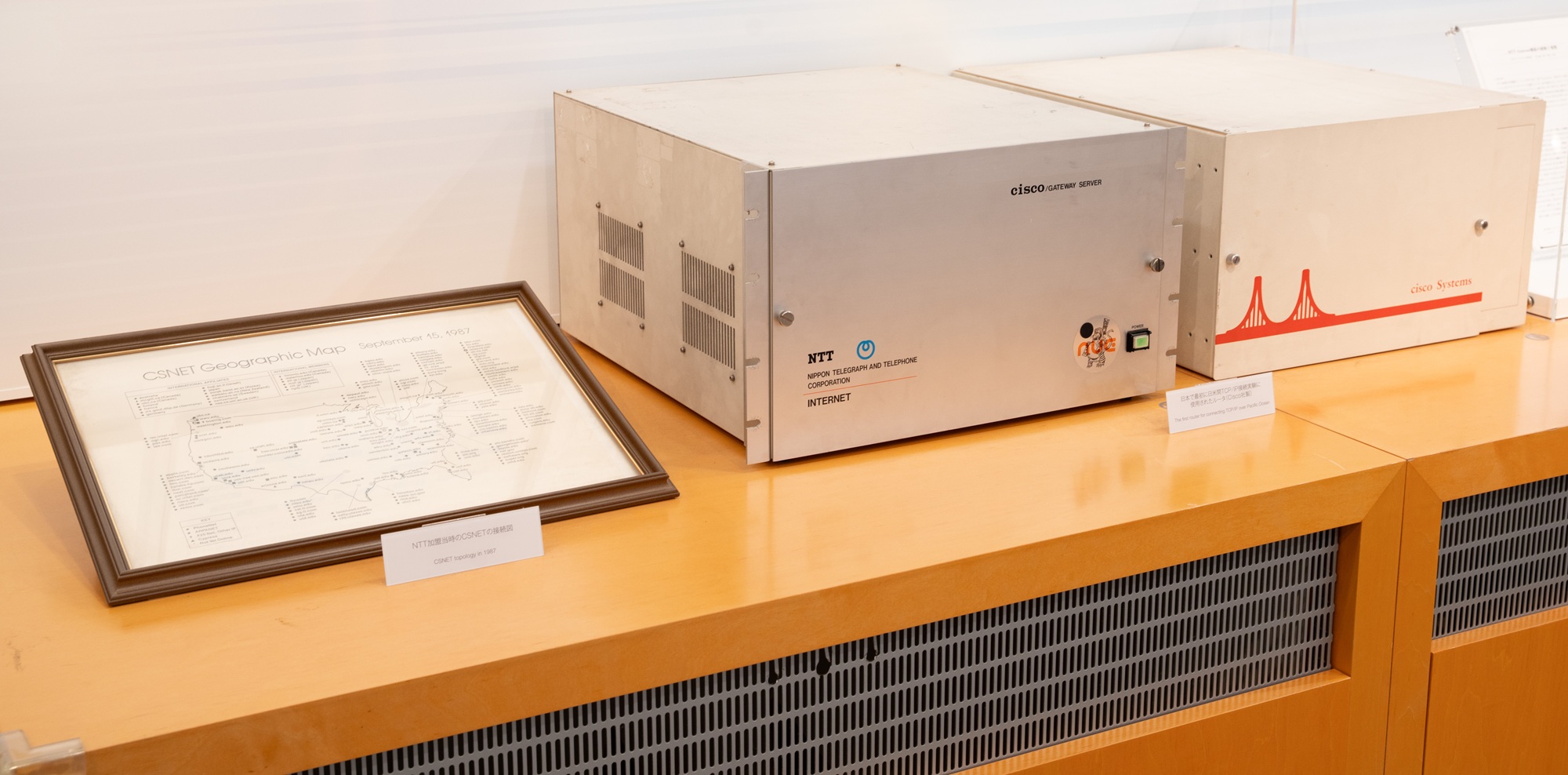 日米間TCP/IP接続実験に使用されたルータ(Cisco社製)の写真